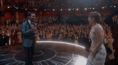 Julianne Moore recebe o Oscar de melhor atriz das mãos de Matthew McConaughey (Reprodução/ABC)